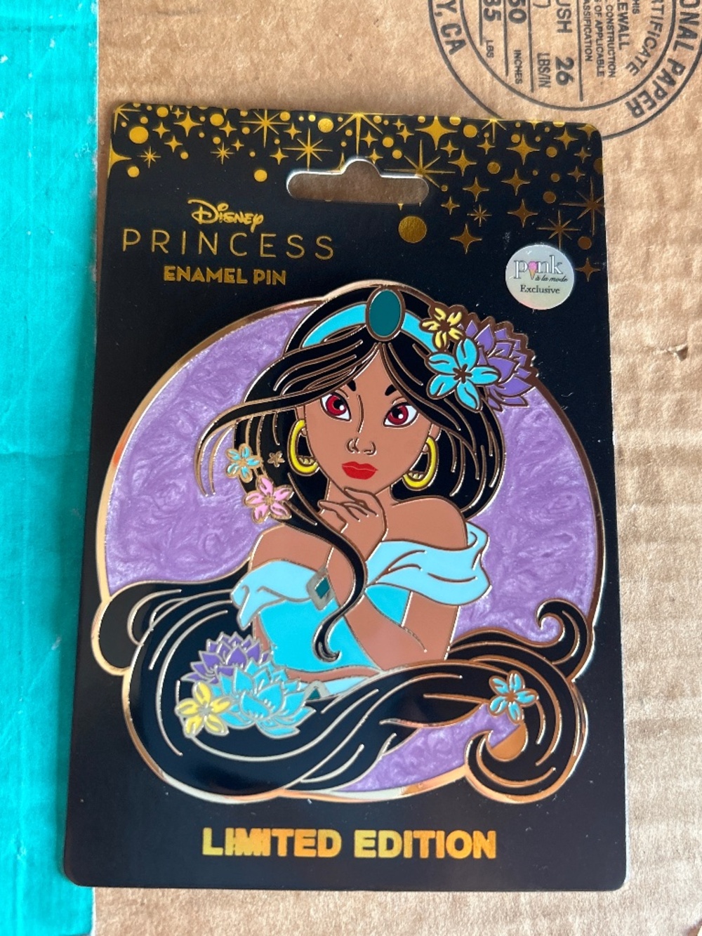 Pink a la Mode Jasmine Aladdin Flower Portrait Pin